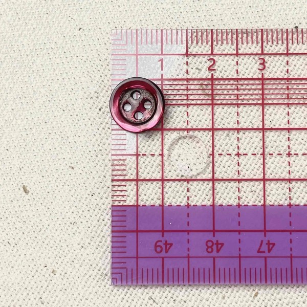 Bouton nacre rond fuchsia 10mm Bouton nacre rond fuchsia 10mm