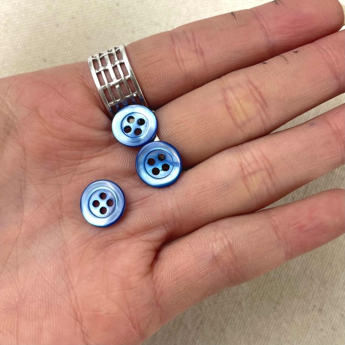 Bouton nacre rond bleu ciel 10mm Bouton nacre rond bleu ciel 10mm