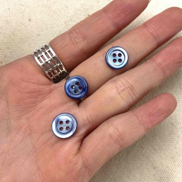 Bouton nacre rond bleu roi 10mm Bouton nacre rond bleu roi 10mm