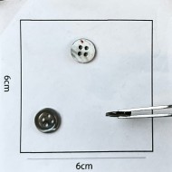 Bouton nacre rond gris détail rouge 10mm