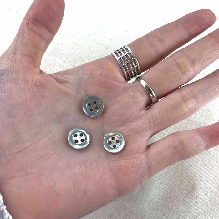 Bouton nacre rond gris détail rouge 10mm