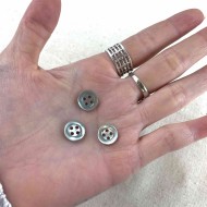 Bouton nacre rond gris détail rouge 10mm