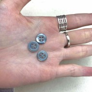 Bouton nacre rond gris foncé détails rouge 10mm