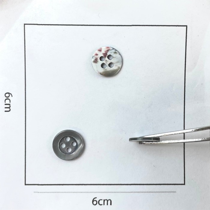 Bouton nacre rond gris foncé détails rouge 10mm