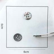 Bouton nacre rond gris foncé détails rouge 10mm