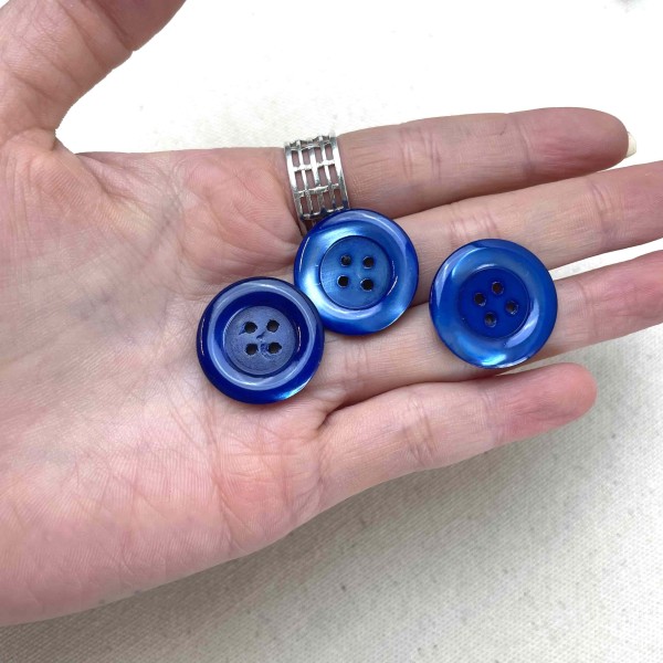 Bouton nacre rond bleu roi 22mm Bouton nacre rond bleu roi 22mm