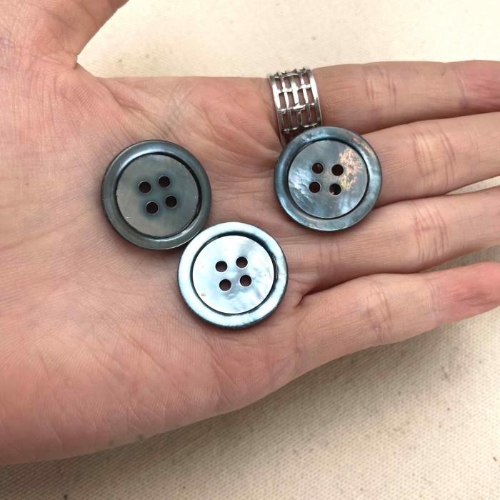 Bouton nacre rond bleu gris 22mm