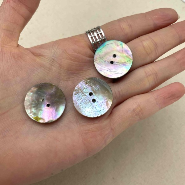 Bouton nacre rond naturel 20mm Bouton nacre rond naturel 20mm