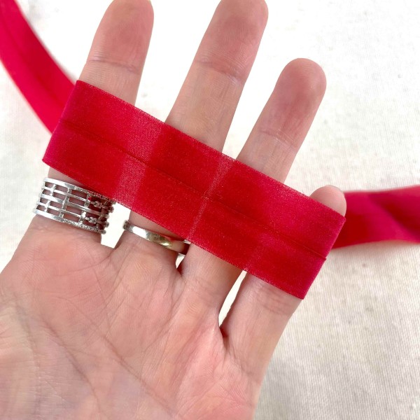 Ruban mousseline élasthanne pré-plié rouge 24 mm Ruban mousseline élasthanne pré-plié rouge 24 mm