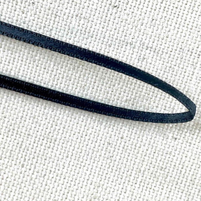 Ruban satin double face noir 3 mm