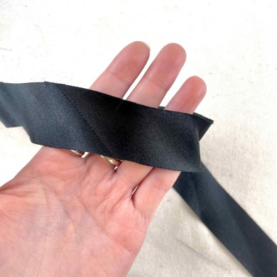 Biais en satin noir 30 mm Biais en satin noir 30 mm