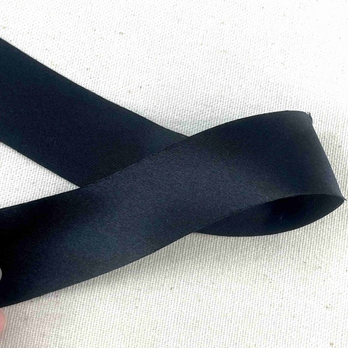 Biais en satin noir 30 mm Biais en satin noir 30 mm