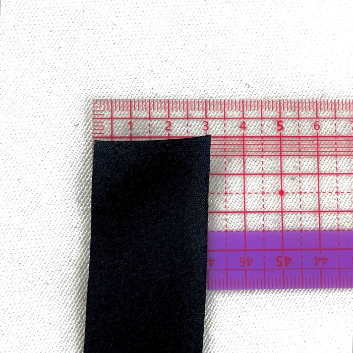 Biais en satin noir 30 mm Biais en satin noir 30 mm