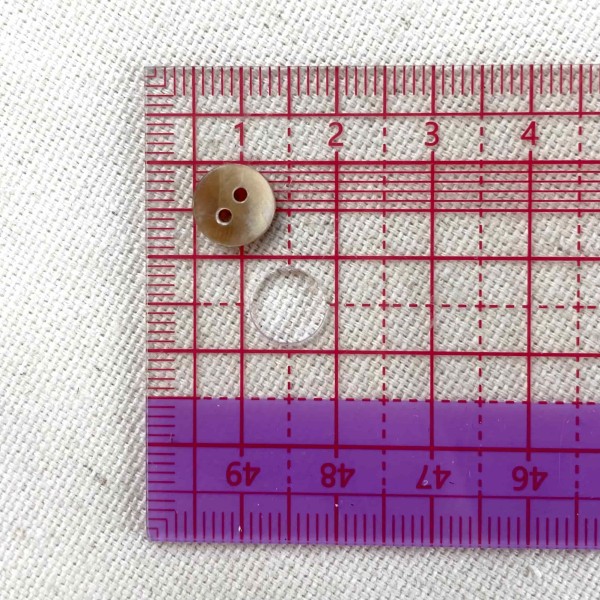 Bouton nacre rond taupe 7mm Bouton nacre rond taupe 7mm