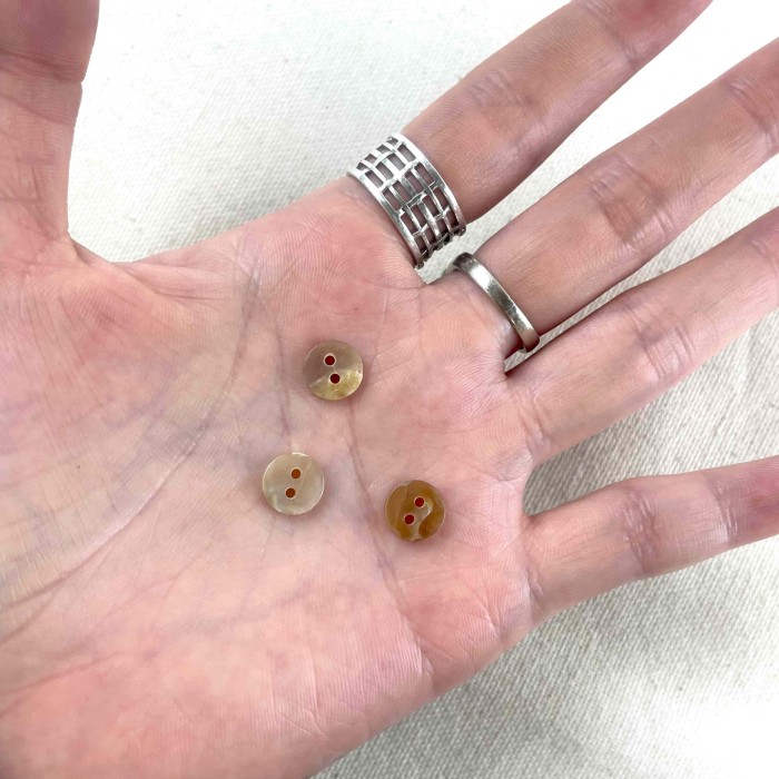 Bouton nacre rond taupe 7mm