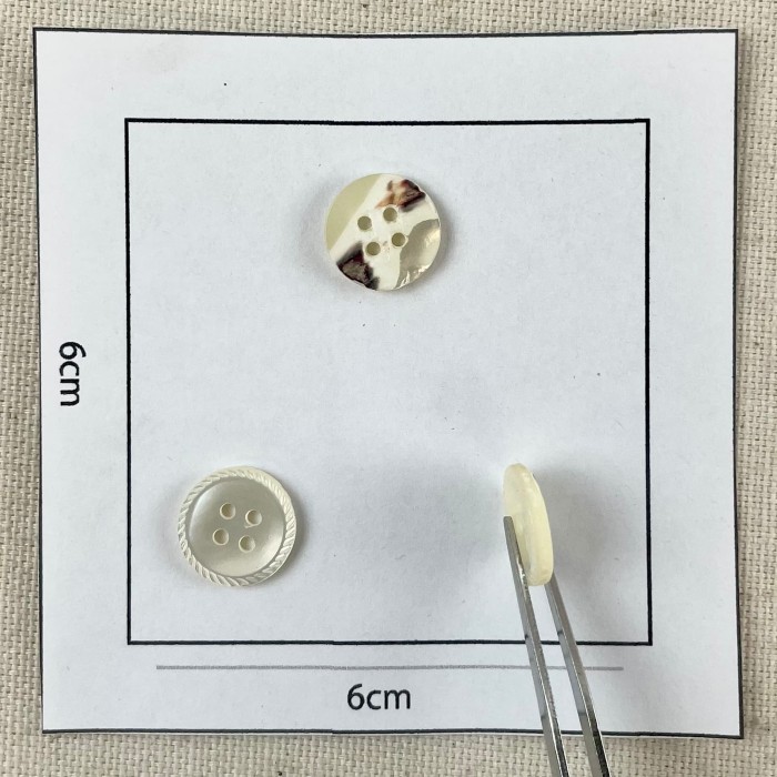 Bouton rond nacre fantaisie blanc 12mm