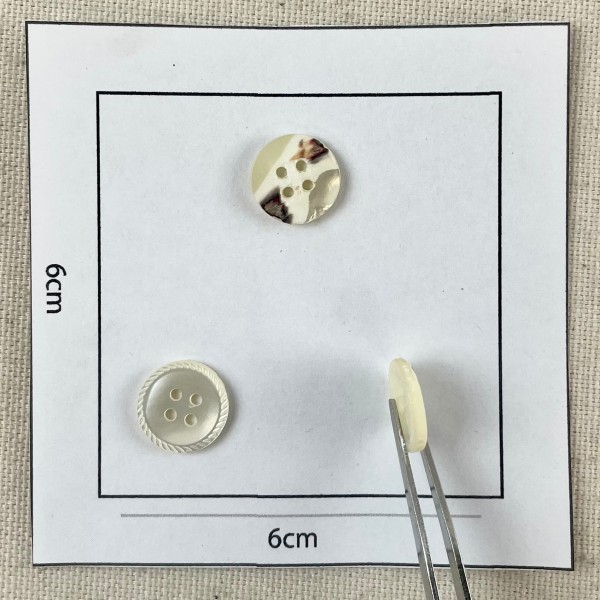 Bouton rond nacre fantaisie blanc 12mm Bouton rond nacre fantaisie blanc 12mm