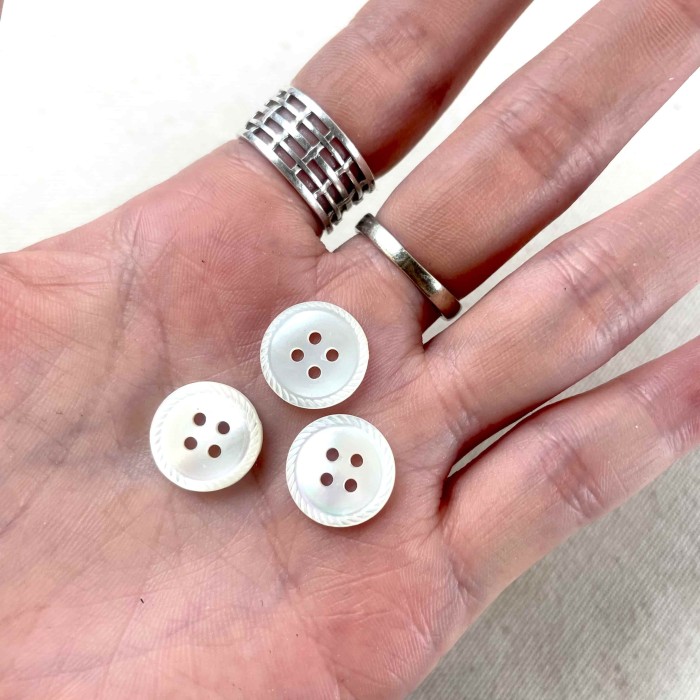 Bouton rond nacre fantaisie blanc 12mm