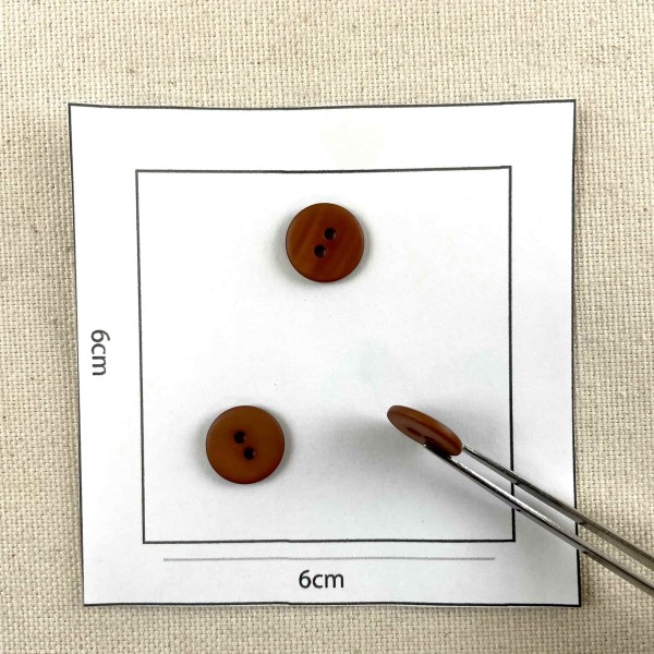 Bouton rond plastique marron 12mm Bouton rond plastique marron 12mm