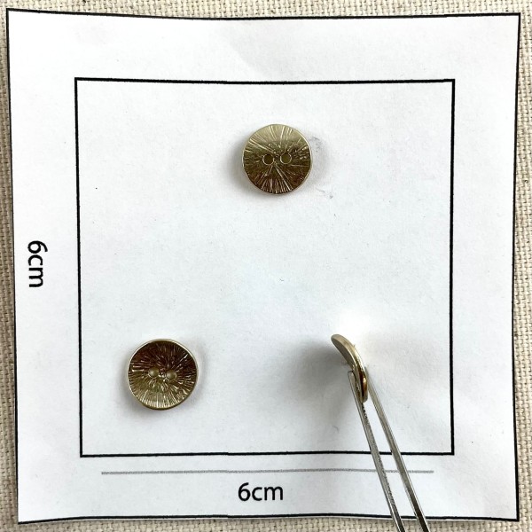 Bouton rond métal or fantaisie 10mm Bouton rond métal or fantaisie 10mm