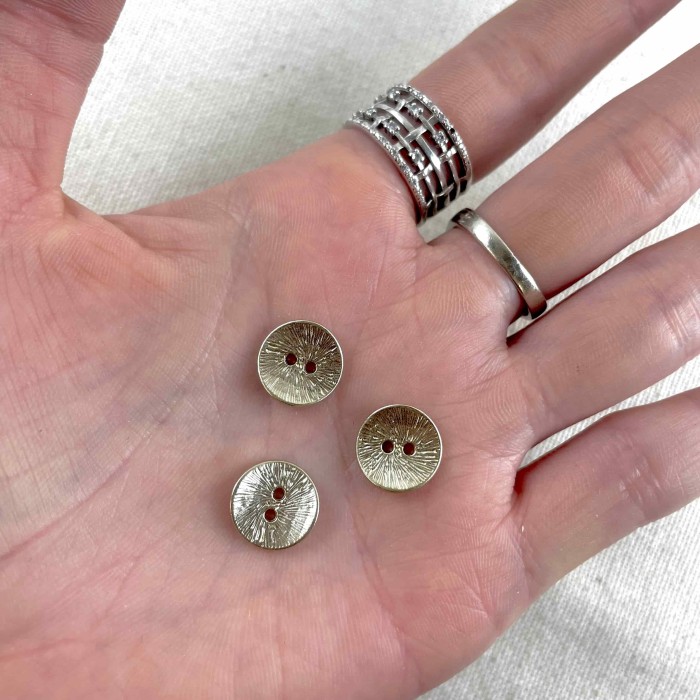 Bouton rond métal or fantaisie 10mm Bouton rond métal or fantaisie 10mm