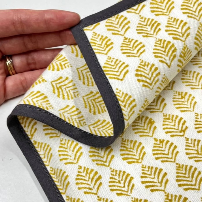 Housse de Coussin Ange moutard - Tissu d'éditeur Housse de Coussin Ange moutard - Tissu d'éditeur