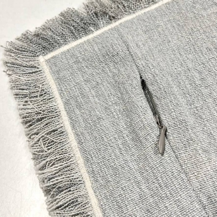 Housse de Coussin Bruges gris frangé - Tissu d'éditeur Housse de Coussin Bruges gris frangé - Tissu d'éditeur