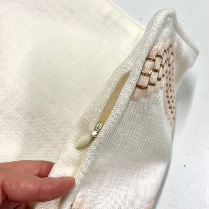 Housse de Coussin soho blanc pêche points bronzés - Tissu d'éditeur Housse de Coussin soho blanc pêche points bronzés - Tissu d'éditeur