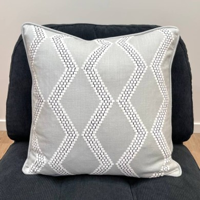 Housse de Coussin soho gris points noirs - Tissu d'éditeur Housse de Coussin soho gris points noirs - Tissu d'éditeur