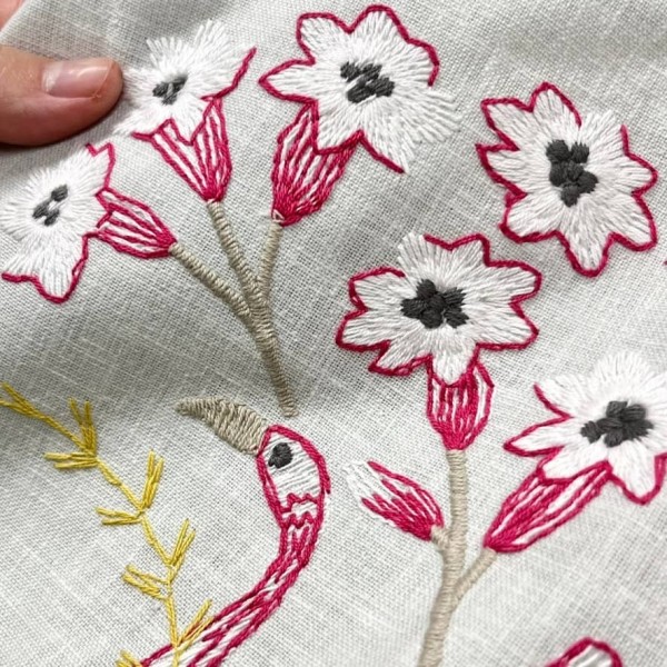 Housse de Coussin pompon Paisible flamant brodé - Tissu d'éditeur