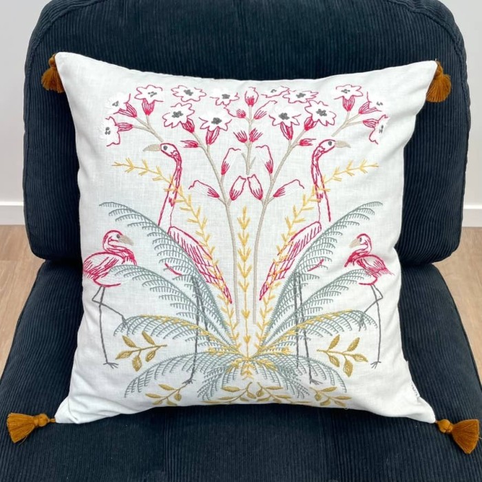 Housse de Coussin pompon Paisible flamant brodé - Tissu d'éditeur