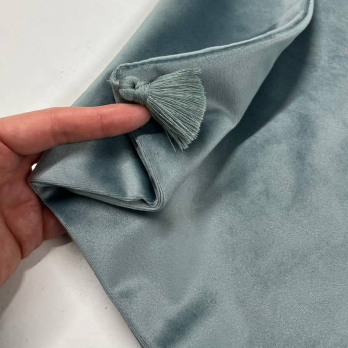 Housse de Coussin en velours avec pompon Coulisse bleu gris - Tissu d'éditeur