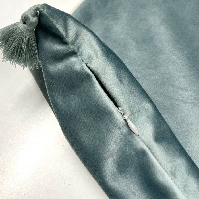 Housse de Coussin en velours avec pompon Coulisse bleu gris - Tissu d'éditeur