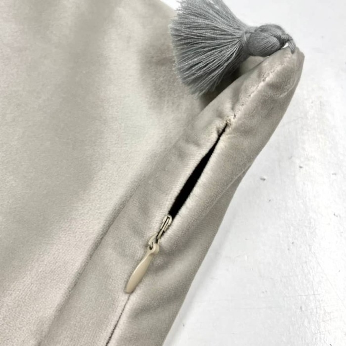 Housse de Coussin en velours avec pompon Coulisse gris clair - Tissu d'éditeur