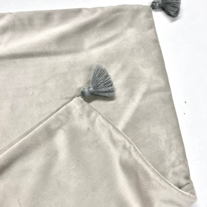 Housse de Coussin en velours avec pompon Coulisse gris clair - Tissu d'éditeur