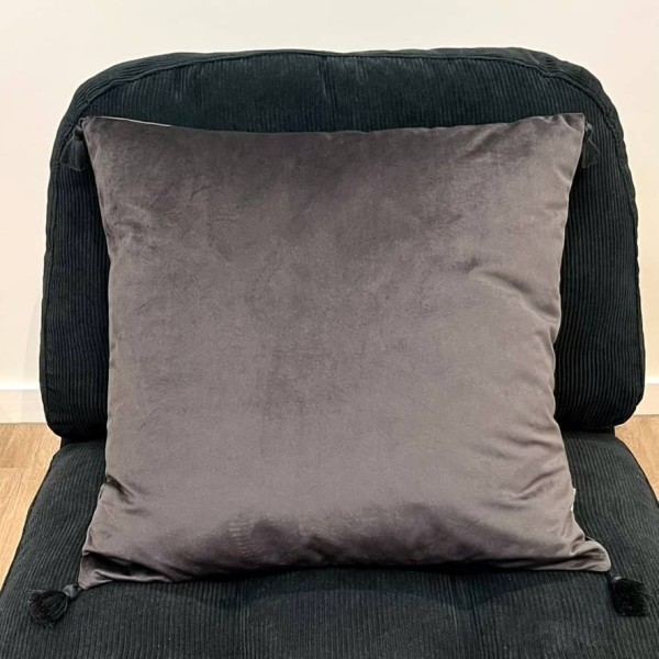 Housse de Coussin en velours avec pompon Coulisse gris foncé - Tissu d'éditeur