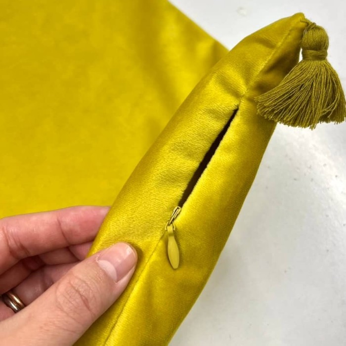 Housse de Coussin en velours avec pompon Coulisse jaune - Tissu d'éditeur