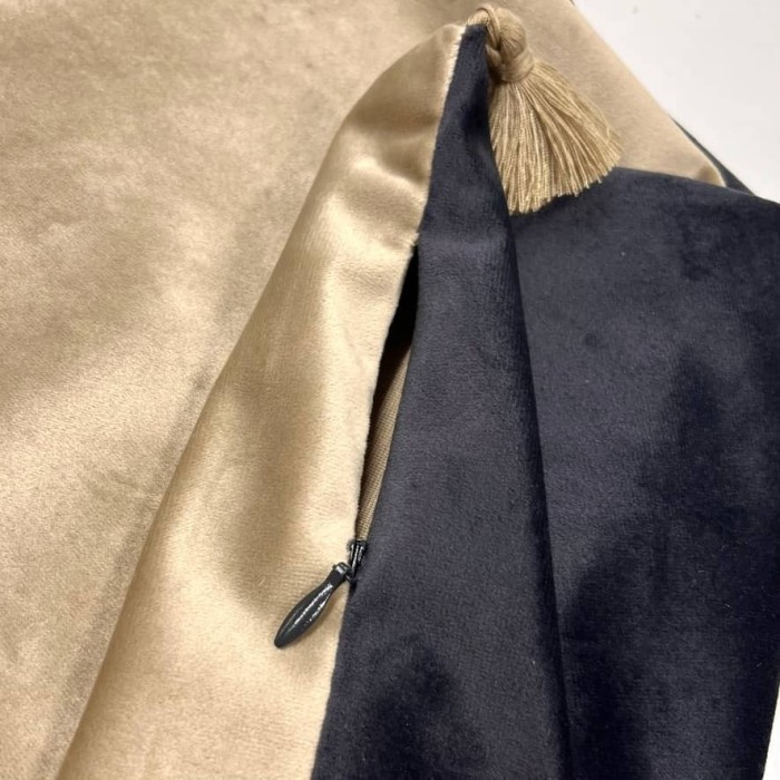 Housse de Coussin en velours avec pompon Coulisse double face beige et noir - Tissu d'éditeur