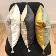 Housse de Coussin en velours avec pompon Coulisse double face beige et noir - Tissu d'éditeur