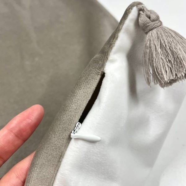 Housse de Coussin en velours avec pompon Coulisse double face blanc et gris - Tissu d'éditeur