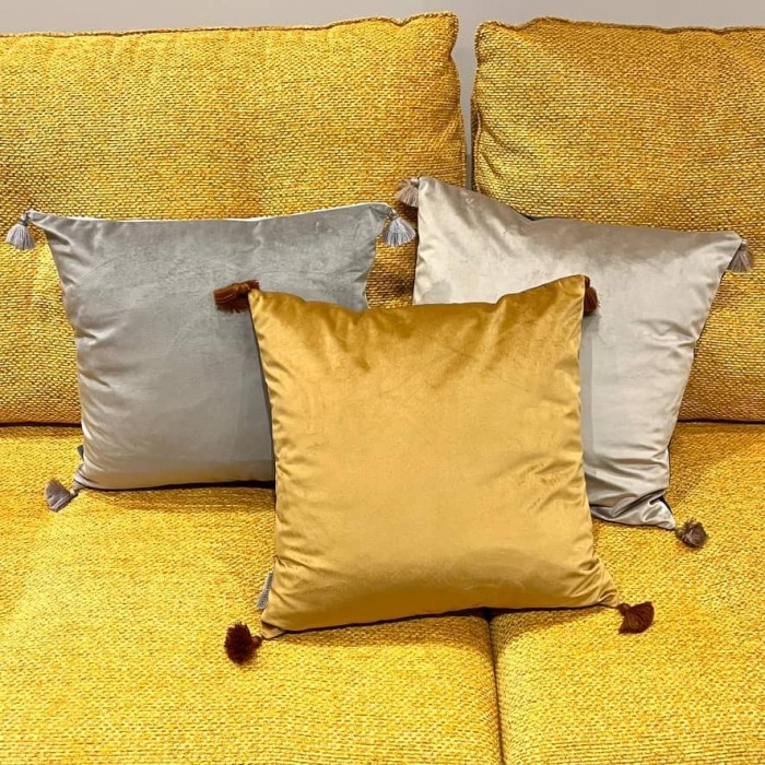 Housse de Coussin en velours avec pompon Coulisse double face camel et kaki - Tissu d'éditeur