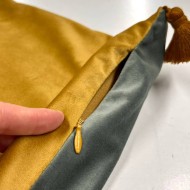 Housse de Coussin en velours avec pompon Coulisse double face camel et kaki - Tissu d'éditeur