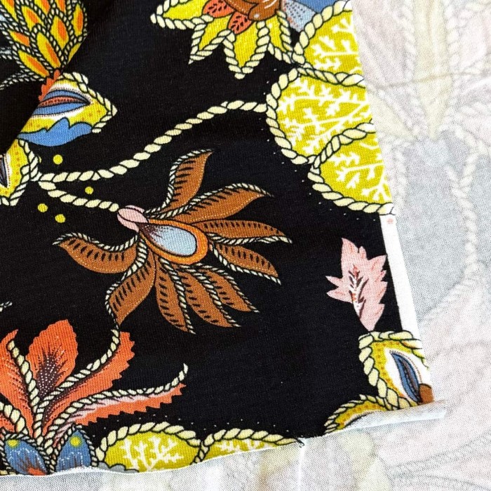 Tissu jersey viscose nature fleur noir multicolore Tissu jersey viscose nature fleur noir multicolore