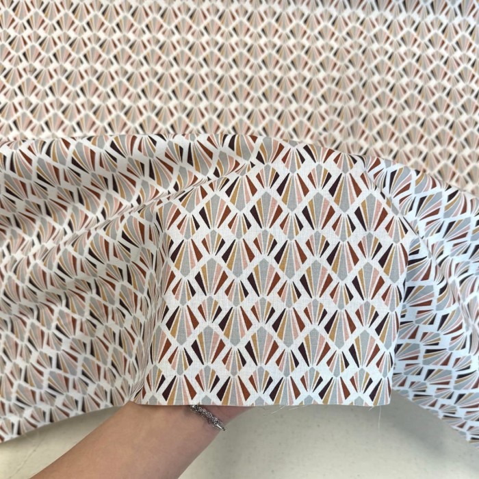 Tissu Coton imprimé Marsala géométrique blanc multicolore Tissu Coton imprimé Marsala géométrique blanc multicolore