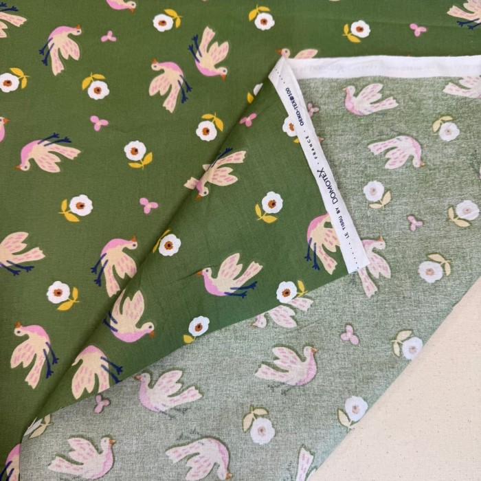 Tissu Coton imprimé Suggy animaux fleurs vert multicolore Tissu Coton imprimé Suggy animaux fleurs vert multicolore