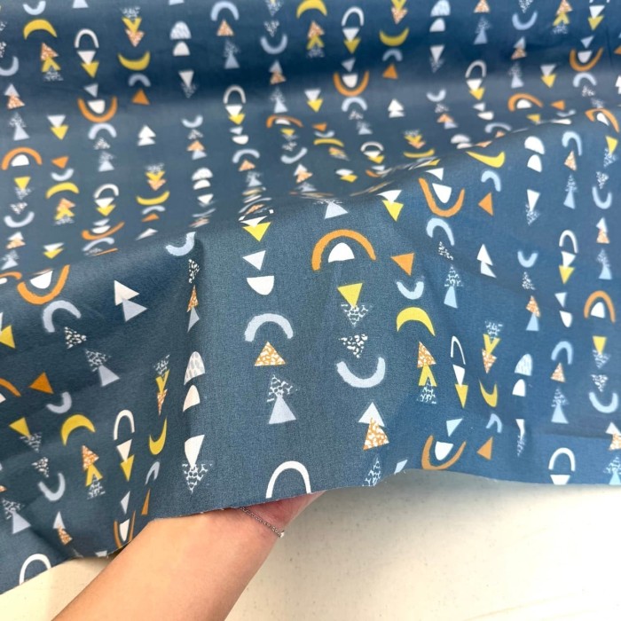Tissu Coton imprimé Nozbi géométrique bleu multicolore Tissu Coton imprimé Nozbi géométrique bleu multicolore