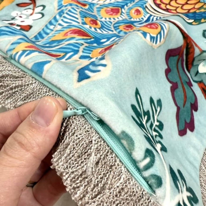 Housse de Coussin en velours Eva paon bleu ciel - Tissu d'éditeur