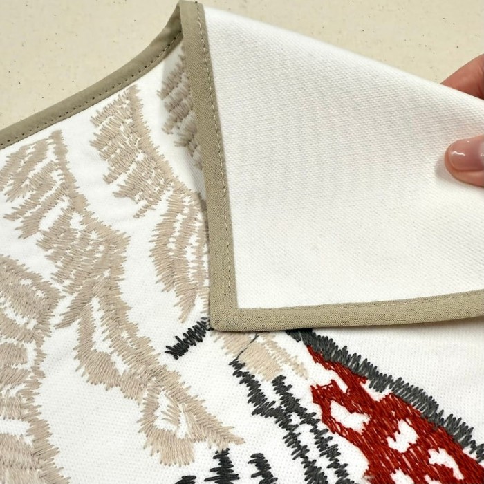 Housse de Coussin Solstice cabane brodé - Tissu d'éditeur