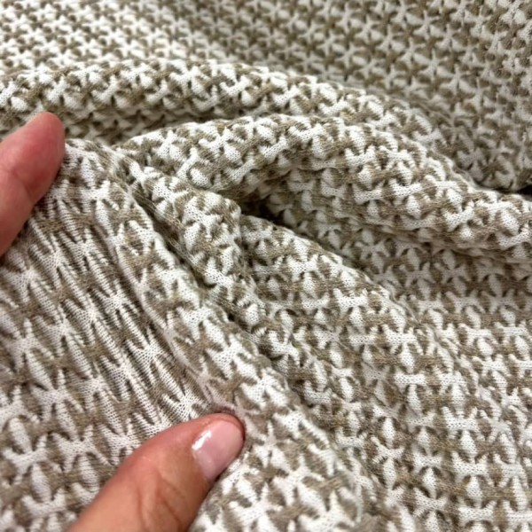 Tissu maille waffle blanc et taupe - Marque Française Tissu maille waffle blanc et taupe - Marque Française