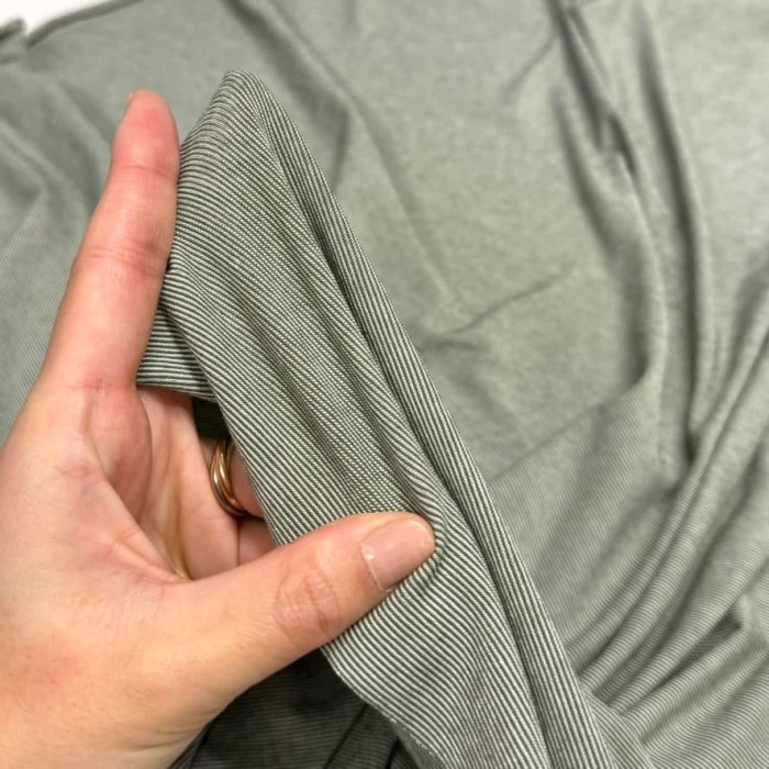 Tissu jersey coton élasthanne à petites rayures kaki - Marque Française